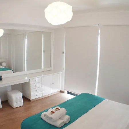 Lazuli Beachfront Penthouse 504 Apartman